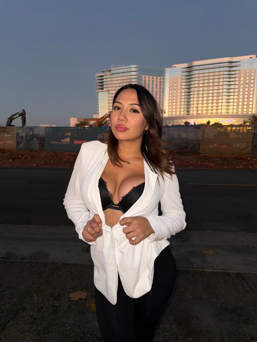 Take a pause and enjoy Ali Cruz — streaming from Monterrey