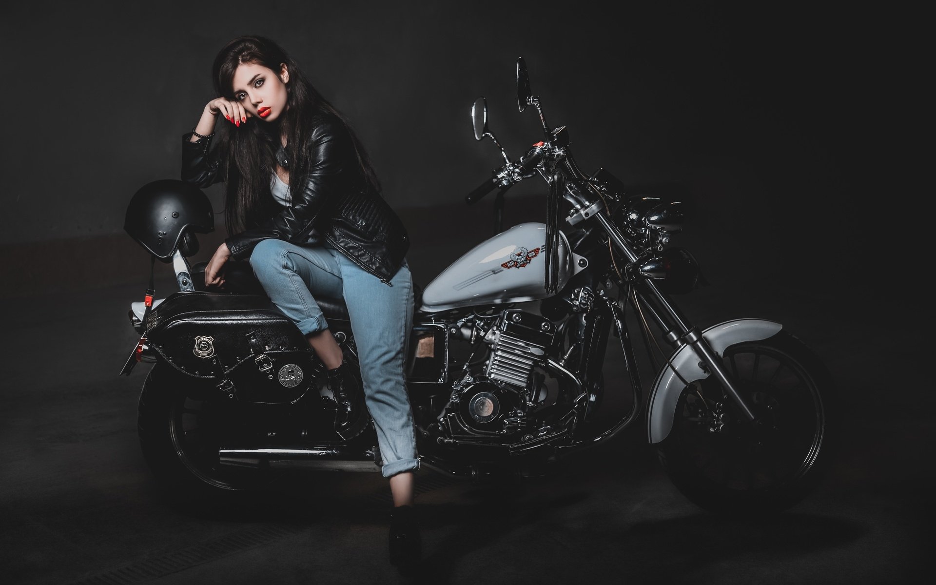 Biker girls: style and drive brings the glow — live moments in Monterrey