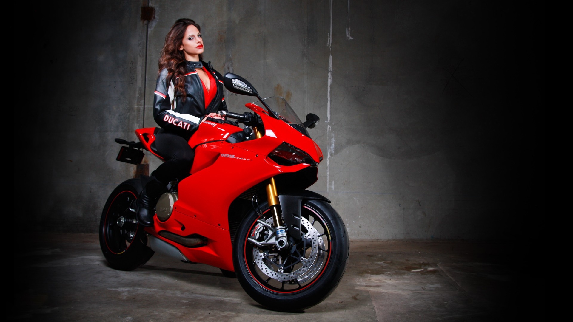Beautiful girls and motorcycles in Monterrey — step in, relax, and chat live