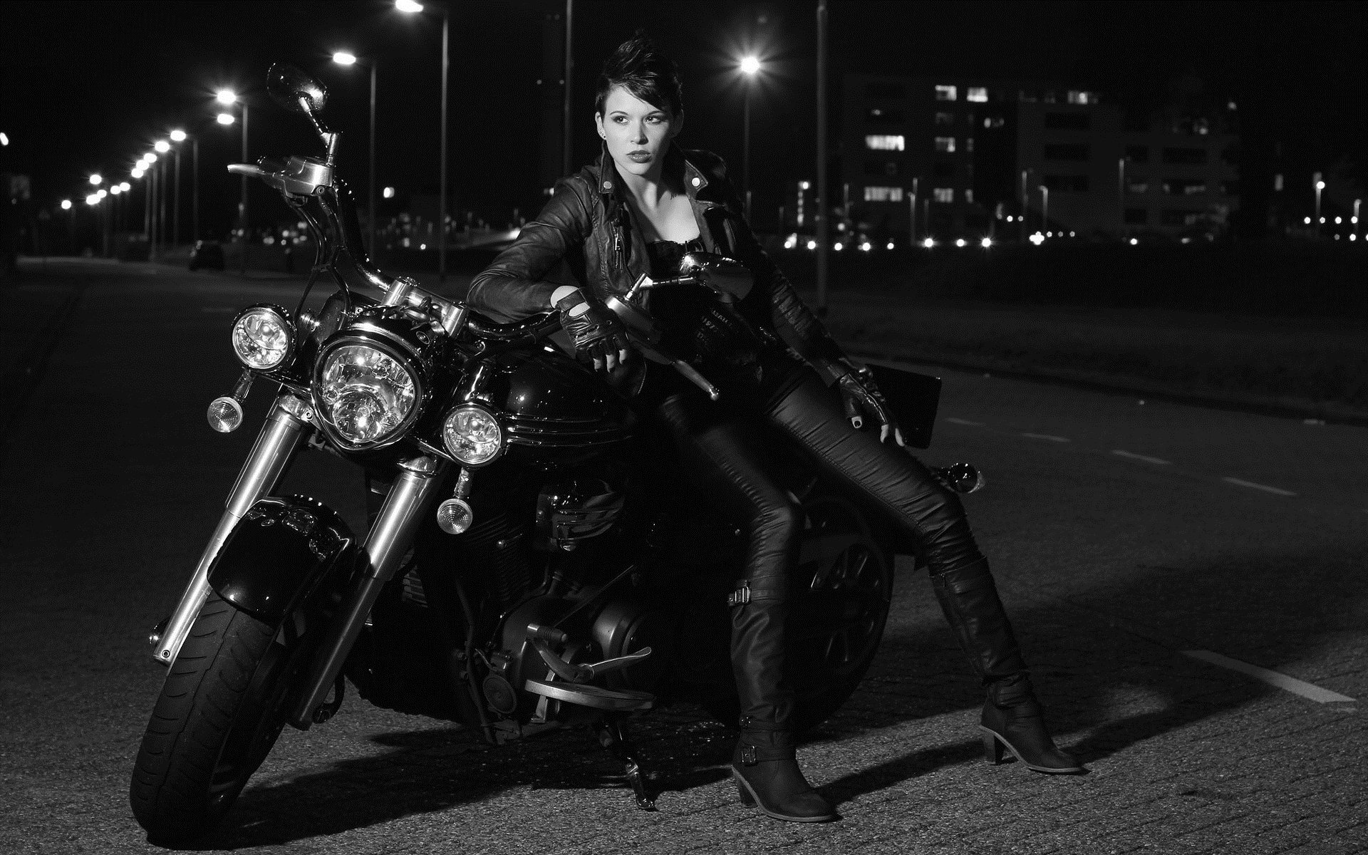 Photo Beautiful girls and motorcycles in Monterrey