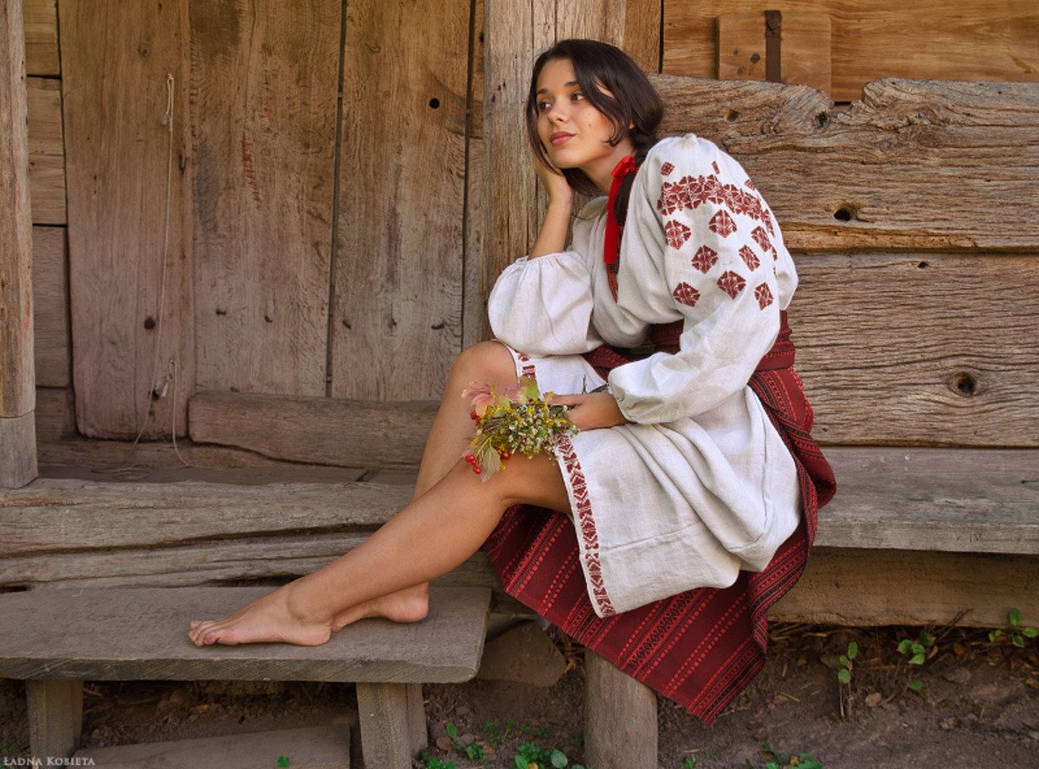 Fresh photos, fresh mood — Women in Slavic costumes online in Monterrey