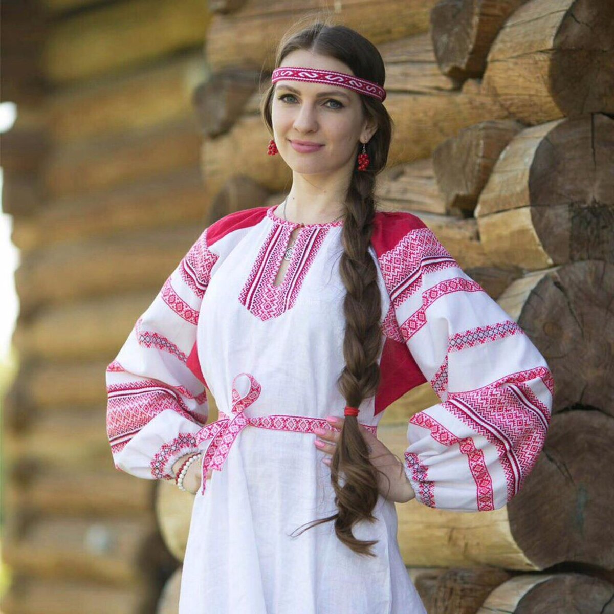 Girls in Slavic costumes brings the glow — live moments in Monterrey